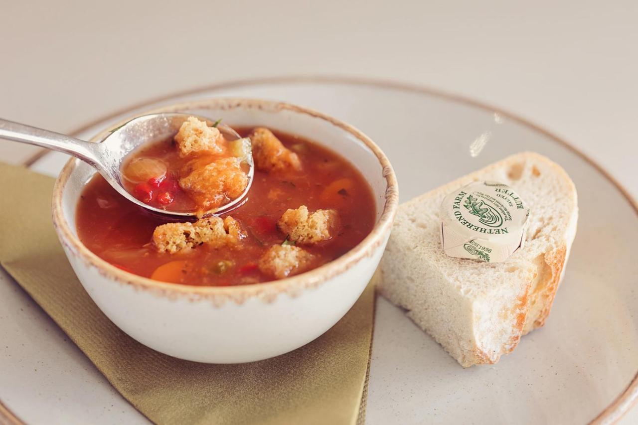 Longlands Inn & Cottages Carnforth Luaran gambar A bowl of soup with a bread roll