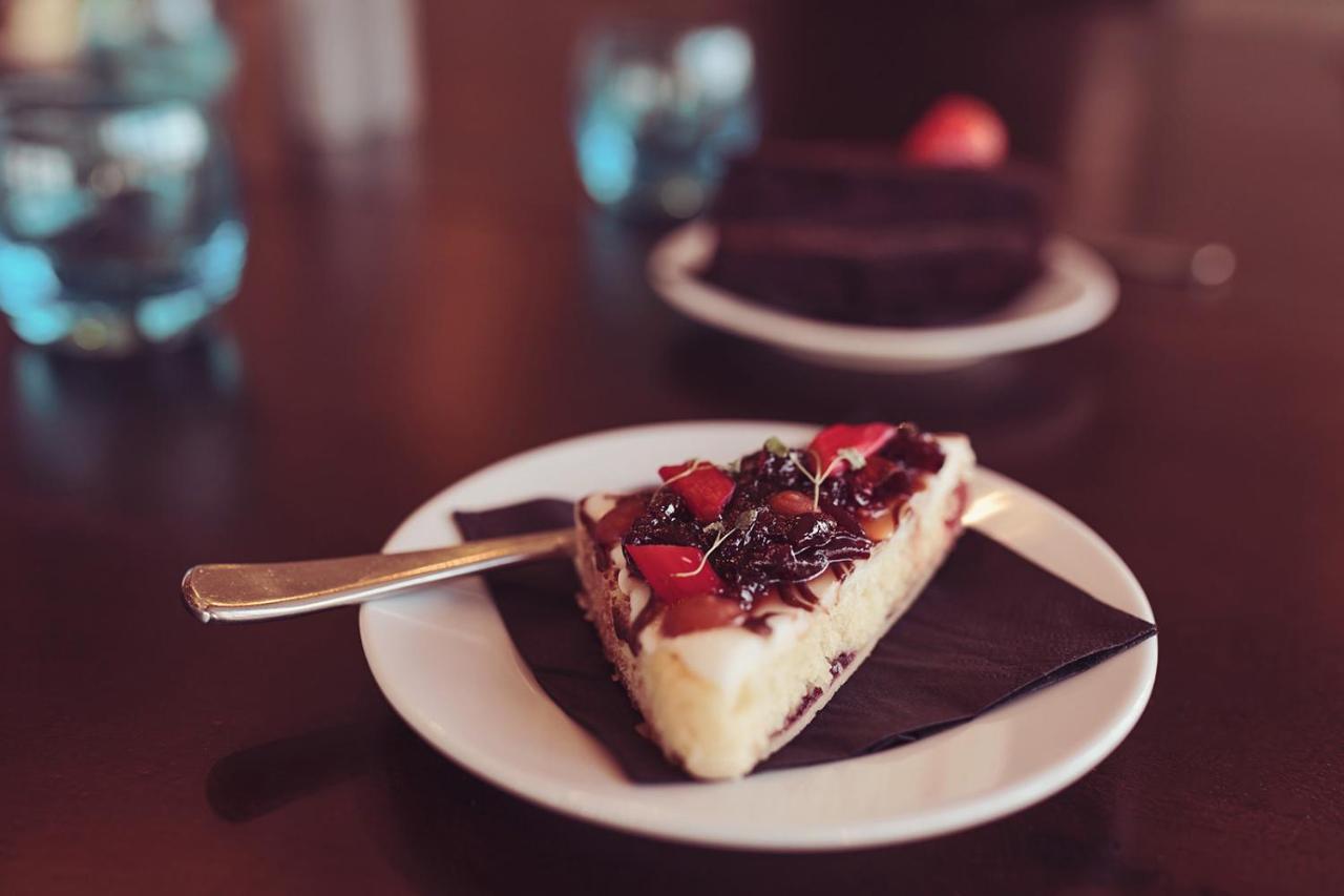 Longlands Inn & Cottages Carnforth Luaran gambar A slice of strawberry shortcake