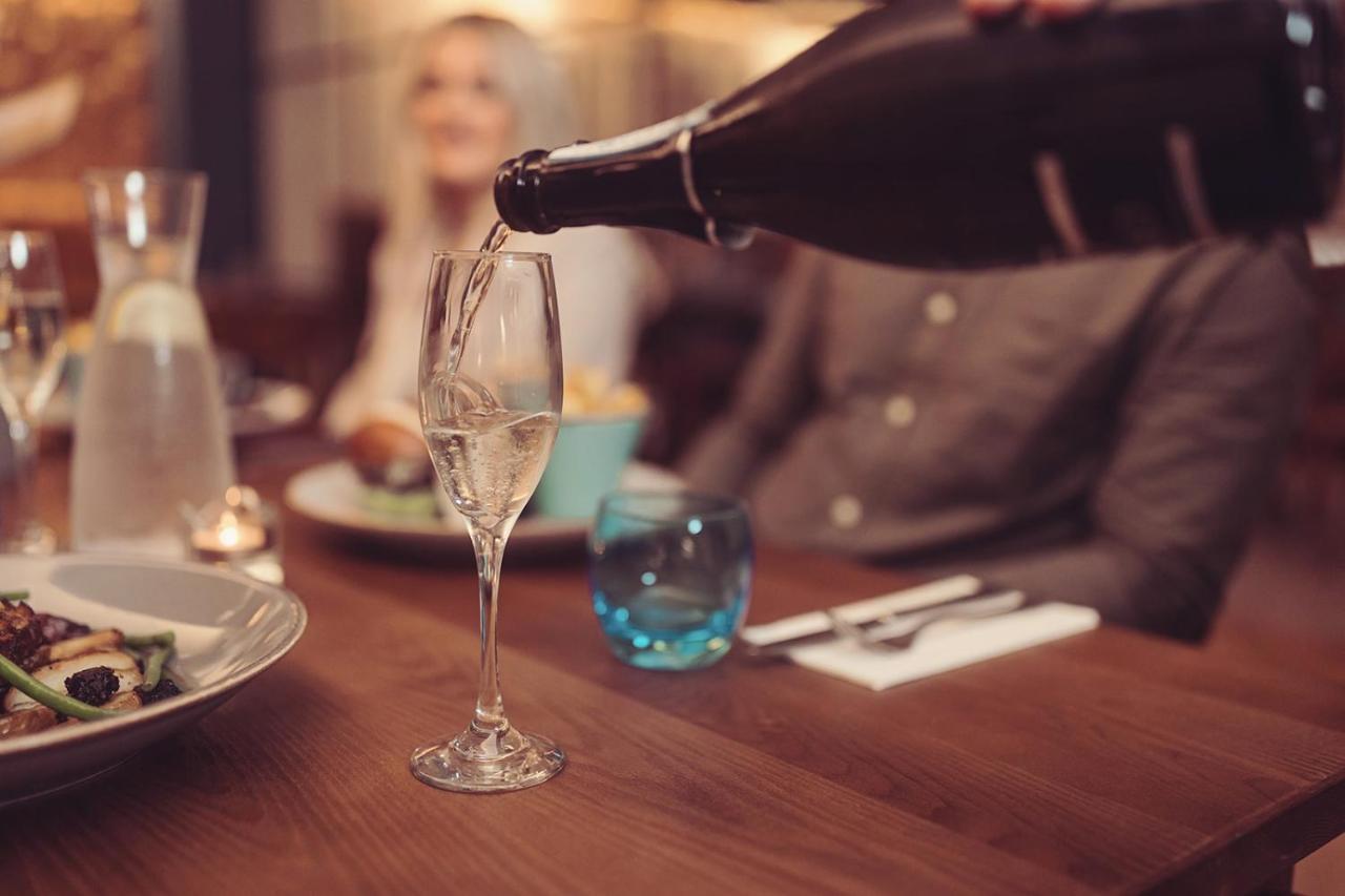 Longlands Inn & Cottages Carnforth Luaran gambar Champagne being poured