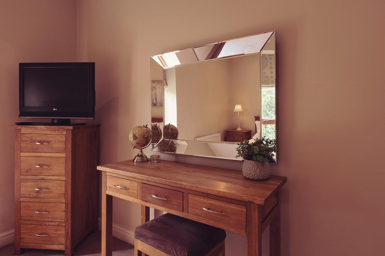 Longlands Inn & Cottages Carnforth Luaran gambar A dressing table with a mirror