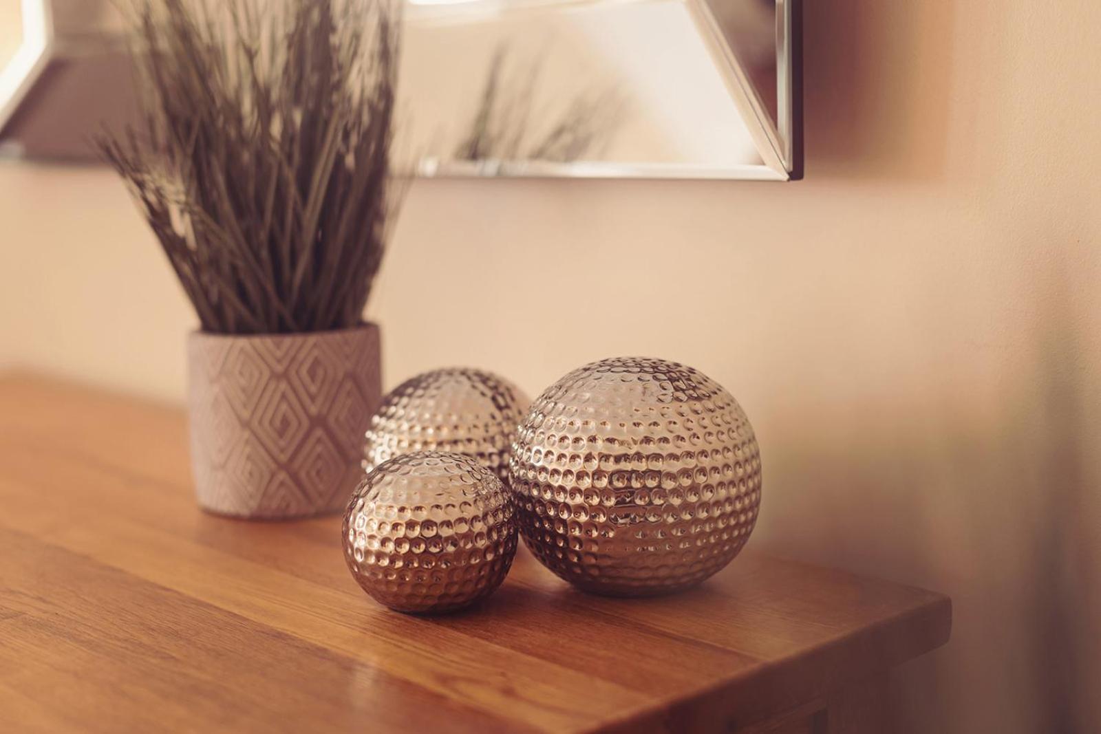 Longlands Inn & Cottages Carnforth Luaran gambar Orbs on a table
