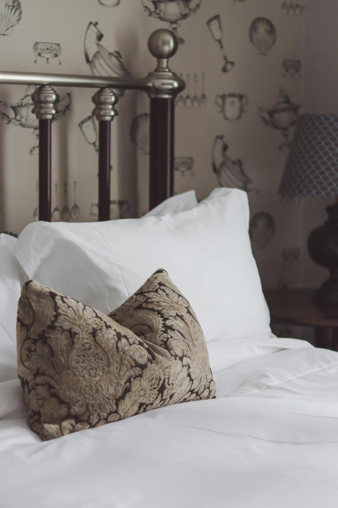 Longlands Inn & Cottages Carnforth Luaran gambar A bed with pillows