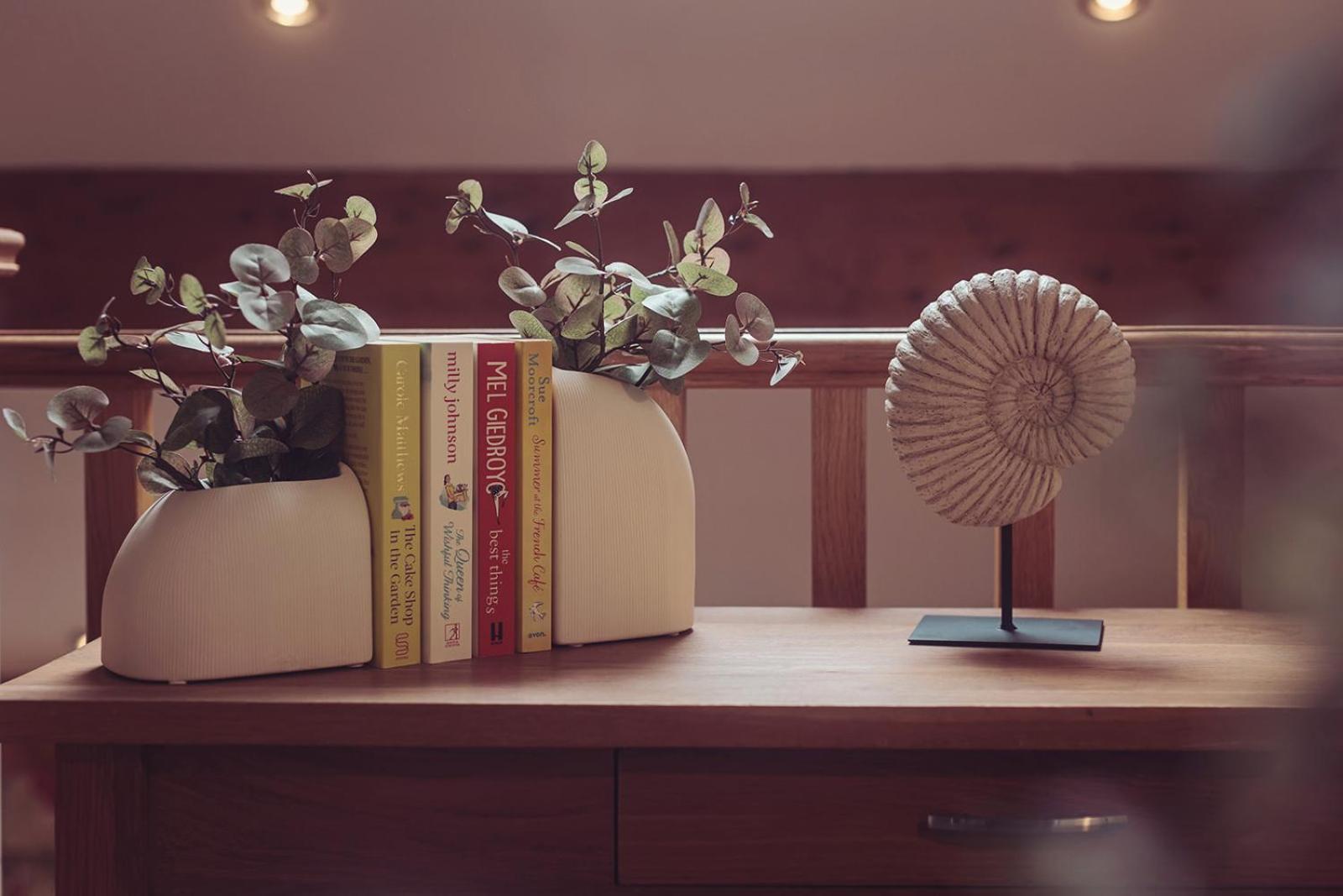 Longlands Inn & Cottages Carnforth Luaran gambar A 3D rendering of a bookshelf