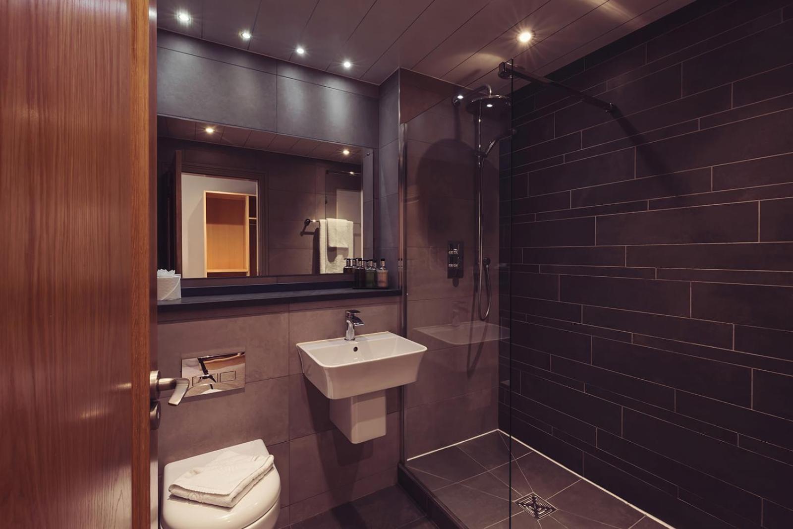 Longlands Inn & Cottages Carnforth Luaran gambar A wet room