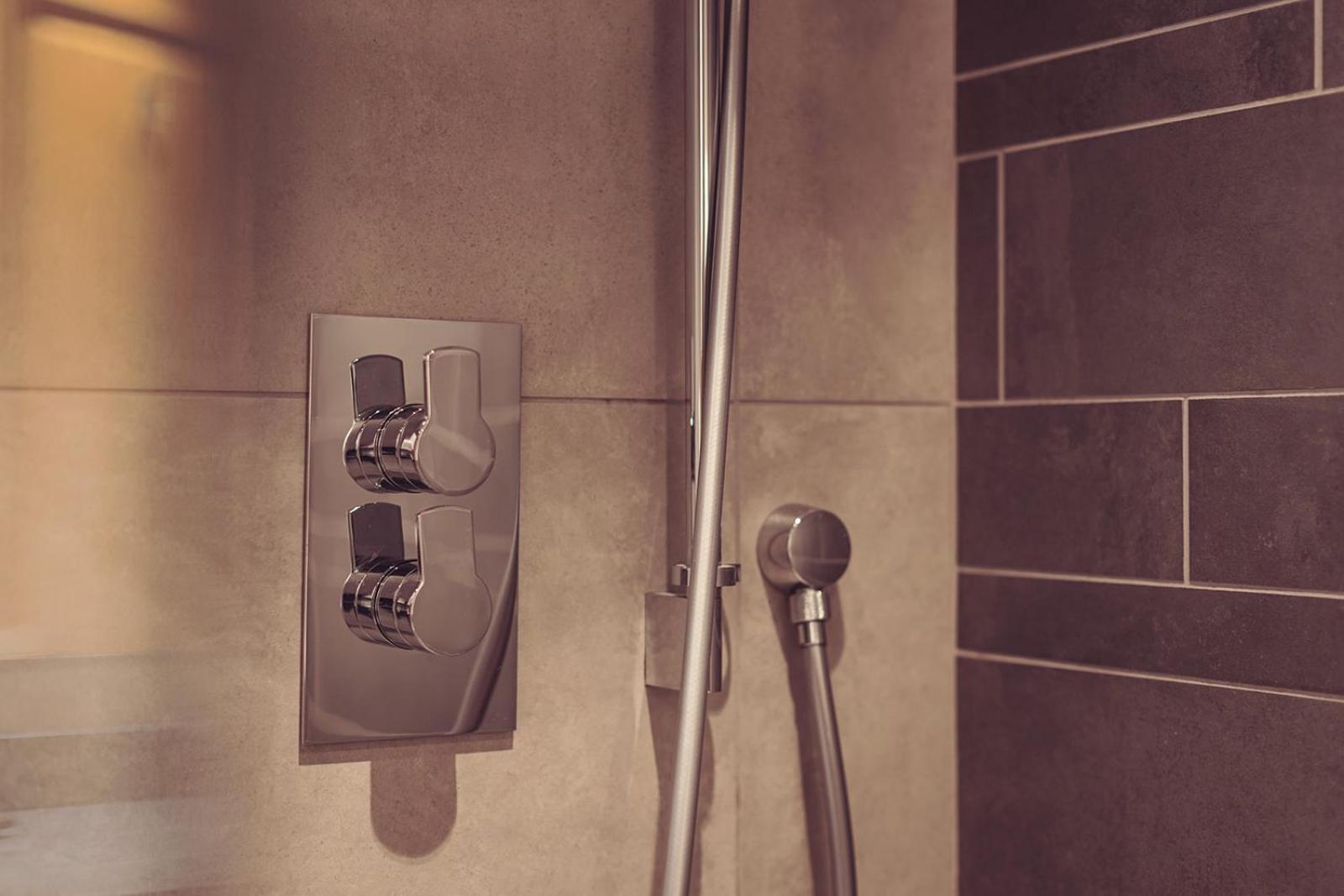 Longlands Inn & Cottages Carnforth Luaran gambar A shower