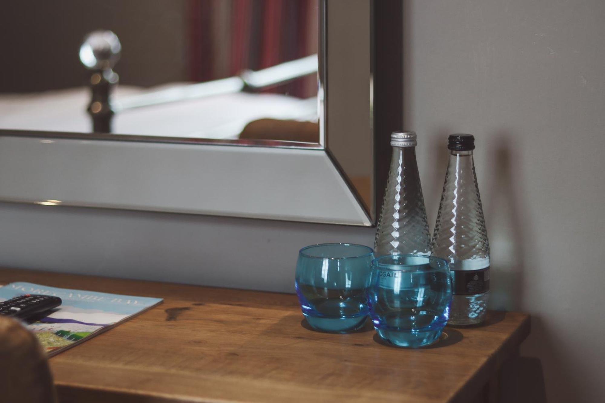 Longlands Inn & Cottages Carnforth Luaran gambar Bottled water in a hotel room