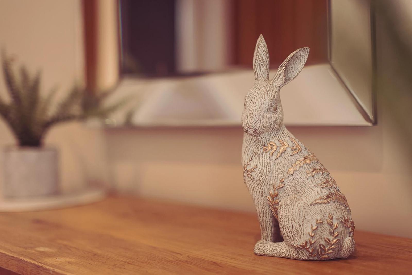 Longlands Inn & Cottages Carnforth Luaran gambar A rabbit figurine