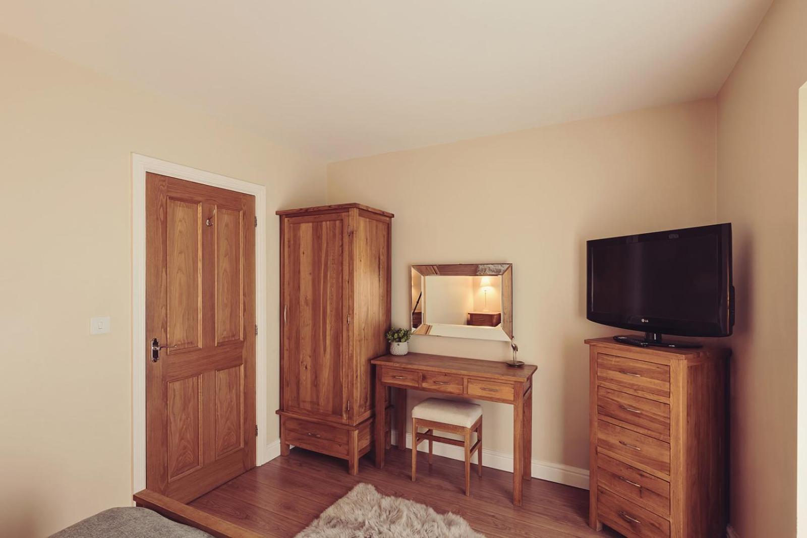Longlands Inn & Cottages Carnforth Luaran gambar Oak bedroom furniture